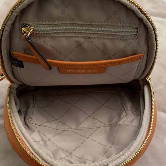 NEW Michael Kors Leather Backpack/Purse - Picture 4 of 6